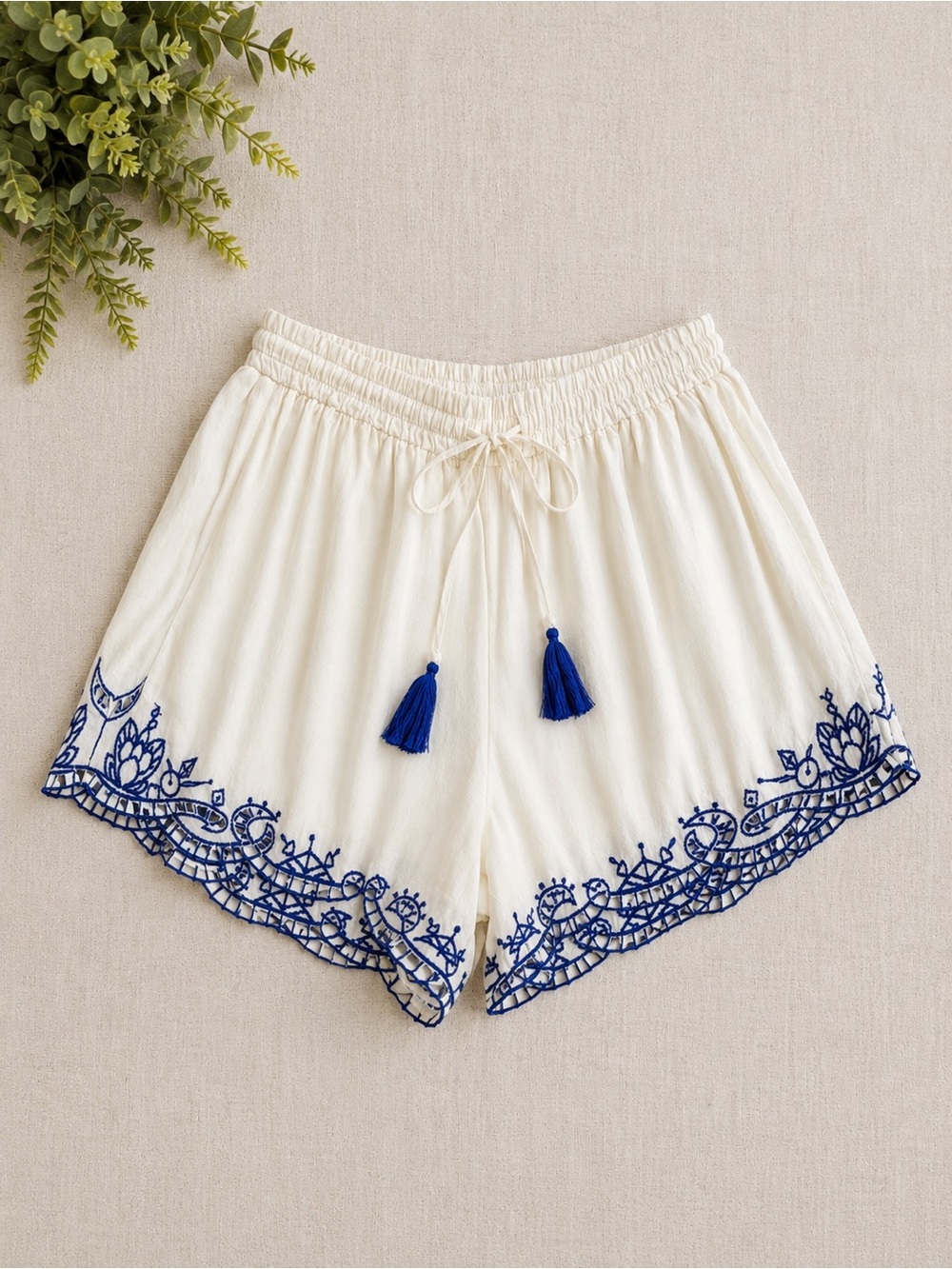 Romeo + Juliet Couture Embroidered Boho Shorts Ivory Blue Tassel Drawstring Lg